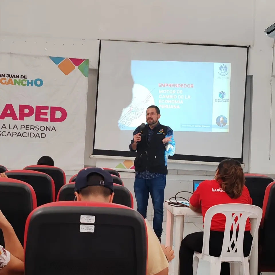 Expositor voluntario dando un taller de emprendimiento a personas con discapacidad en la OMAPED de San Juan de Lurigancho