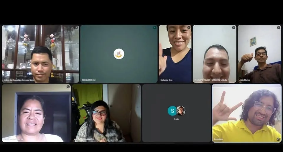 Clase virtual de inglés: grilla de videollamada con docentes voluntarios y estudiantes
