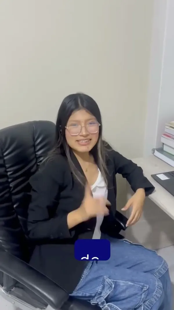 Docente voluntaria presentando el curso gratuito de inglés para adolescentes