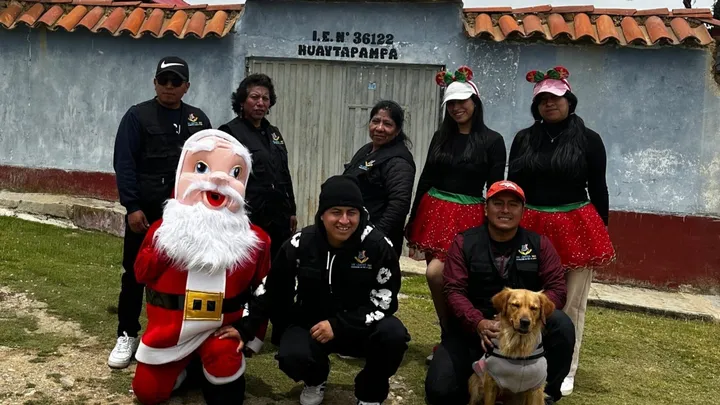 Equipo de voluntarios con Papá Noel en la campaña de Navidad 2025