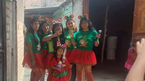 Voluntarias disfrazadas de duendes navideños animando la campaña de Navidad