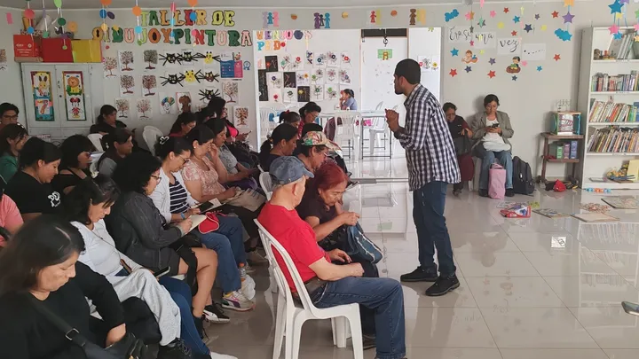 Taller en aula con participantes de Sin Límites 360